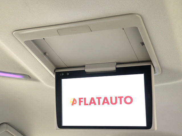【後席モニター】
ミニバンの必須装備とも言える装備です!
後席の方も飽きることなくドライブが可能!
