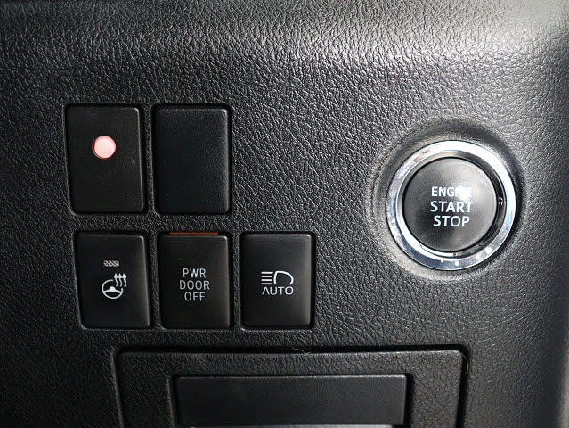 【プッシュスタート】
エンジン始動時はプッシュスタートを採用!
カバンから鍵を取り出す手間も不要です｡