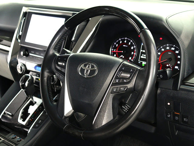 【本革巻きウッドコンビステアリング】
同色のウッド部分と本革のコンビハンドル!
高級感にあふれたステアリングです!