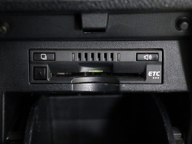 【ビルトインＥＴＣ】
後付けとは異なる一体感が魅力です｡
高速道路でストレスなく走行できます｡