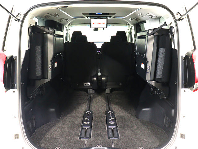 【広々トランクルーム】
スーツケース､ゴルフバッグも楽々収納可能
大人数での旅行にもピッタリの収容量です