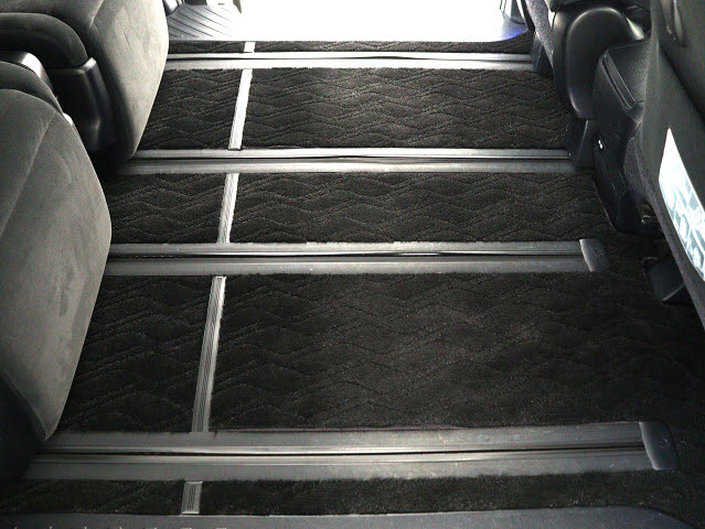 【広々とした車内空間】
足を伸ばして座ることができる２列目
シートロングスライドをすることも可能です
!