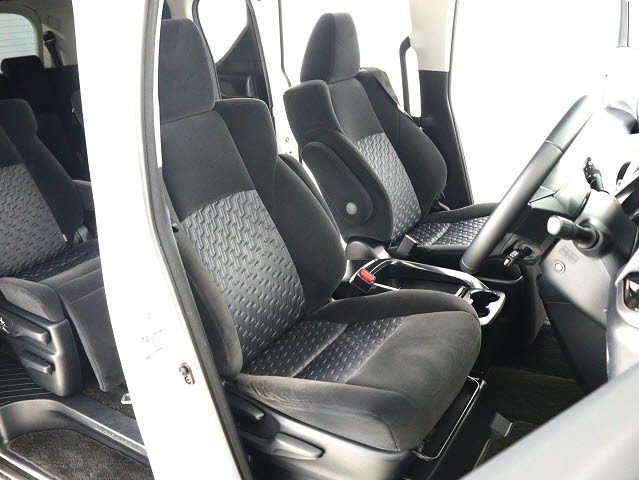 内装の状態も非常にクリーンな状態です｡
ご納車前には専門スタッフが
隅々までクリーニングを行います!