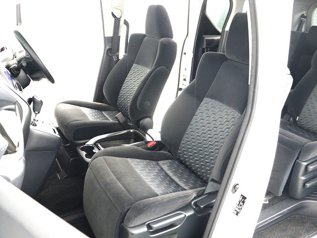 内装の状態も非常にクリーンな状態です｡
ご納車前には専門スタッフが
隅々までクリーニングを行います!