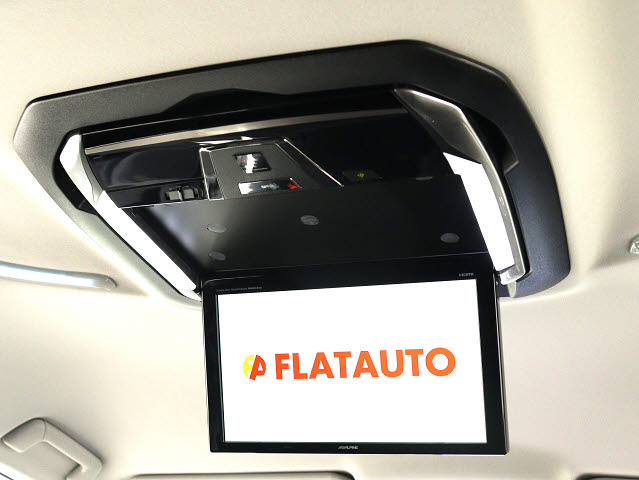 【後席モニター】
ミニバンの必須装備とも言える装備です!
後席の方も飽きることなくドライブが可能!