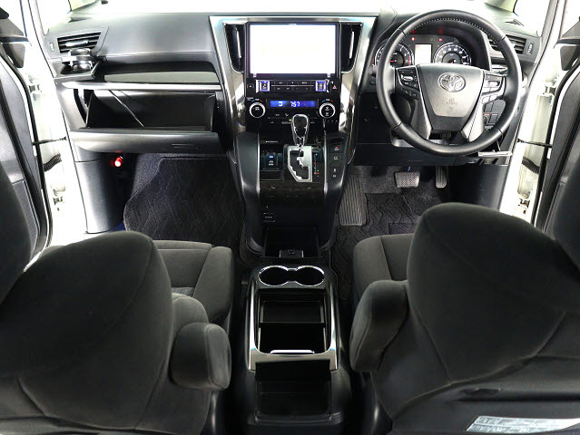 【運転席助手席も広々☆】
広々使えるのは後席だけではございません｡
国内最高峰ミニバンの特権ですね!