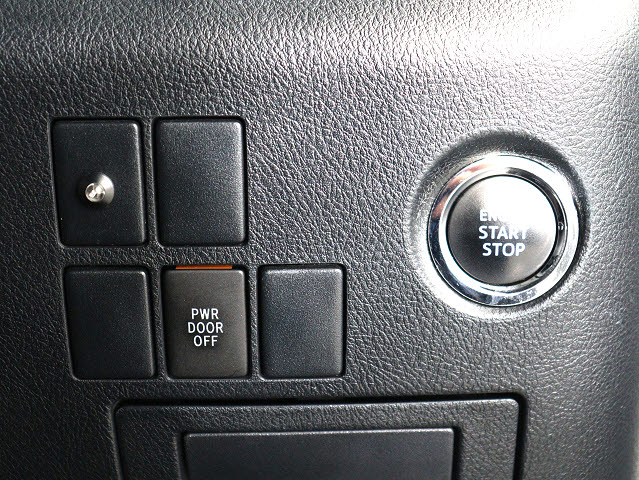 【プッシュスタート】
エンジン始動時はプッシュスタートを採用!
カバンから鍵を取り出す手間も不要です｡