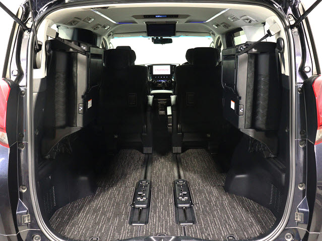 【広々トランクルーム】
スーツケース､ゴルフバッグも楽々収納可能
大人数での旅行にもピッタリの収容量です