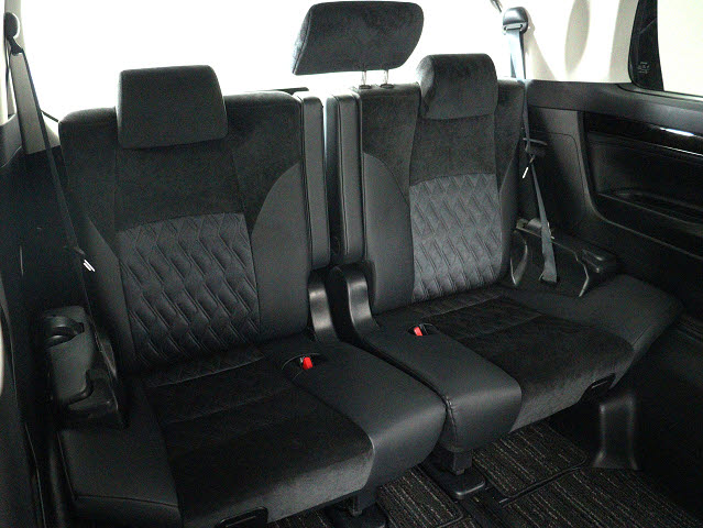 【サードシートまで広々空間】
シートアレンジにて快適空間を演出します!
豊富なアレンジパターンがございます!