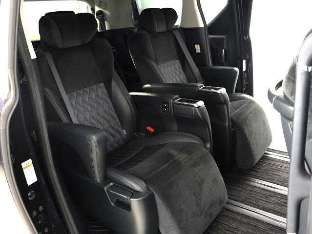 【エグゼクティブパワーシート】
高級感溢れるセカンドシートでございます!
電動リクライニング､オットマン完備!