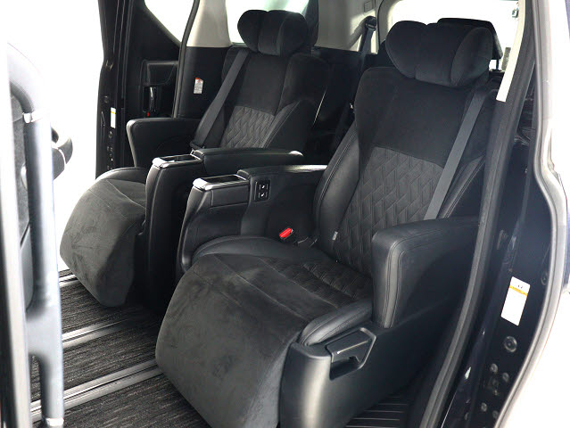 【エグゼクティブパワーシート】
高級感溢れるセカンドシートでございます!
電動リクライニング､オットマン完備!