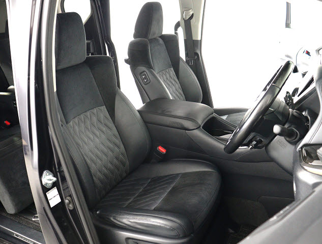 【メモリ機能付きパワーシート】
運転者専用セッティング可能な運転席です!
３名までのポジションを即呼び出します★