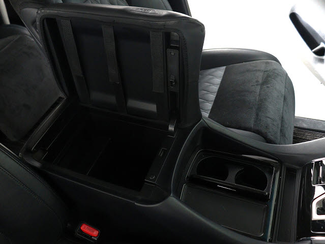 【コンソールボックス】
大容量の収納力が魅力的なコンソールです!
ドリンクホルダーも使いやすい配置です!