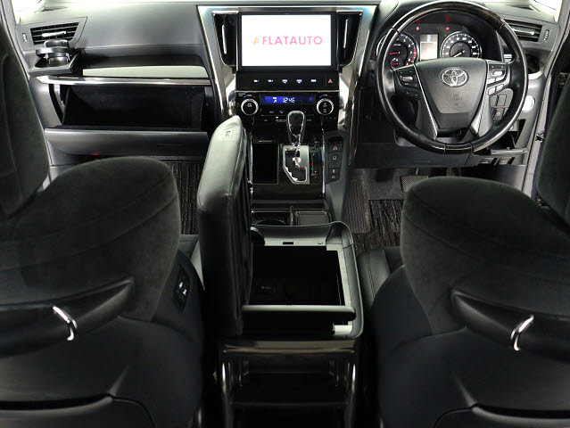 【運転席助手席も広々☆】
広々使えるのは後席だけではございません｡
国内最高峰ミニバンの特権ですね!