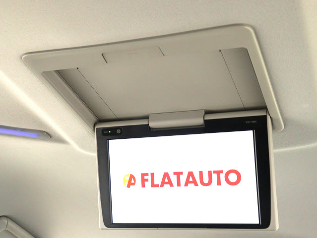 【後席モニター】
ミニバンの必須装備とも言える装備です!
後席の方も飽きることなくドライブが可能!