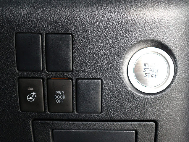 【プッシュスタート】
エンジン始動時はプッシュスタートを採用!
カバンから鍵を取り出す手間も不要です｡