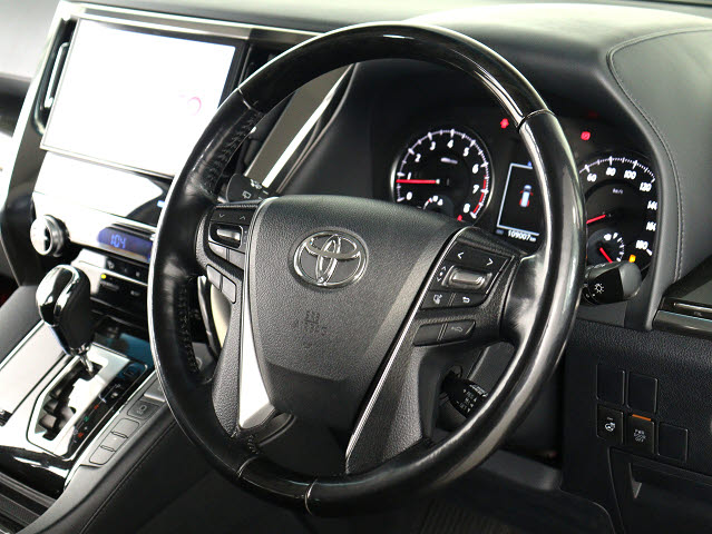 【本革巻きウッドコンビステアリング】
同色のウッド部分と本革のコンビハンドル!
高級感にあふれたステアリングです!