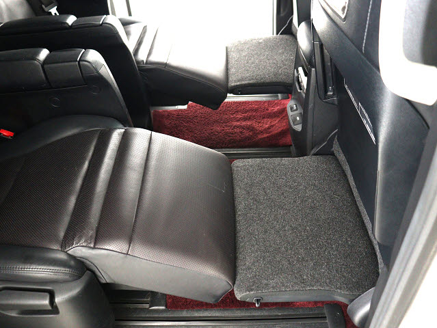 【オットマン完備】
足を伸ばして座れるオットマン完備!
後席の快適空間でドライブをすることが可能