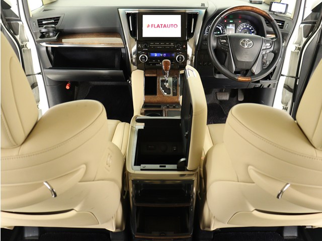 【運転席助手席も広々☆】
広々使えるのは後席だけではございません｡
国内最高峰ミニバンの特権ですね!