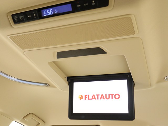 【後席モニター】
ミニバンの必須装備とも言える装備です!
後席の方も飽きることなくドライブが可能!