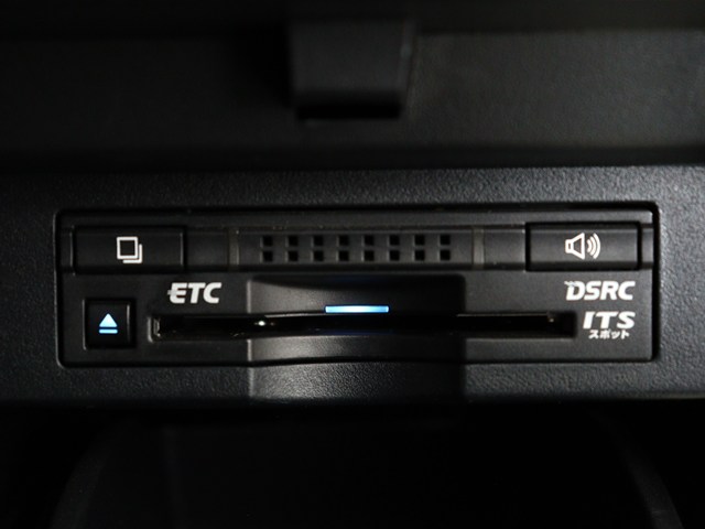 【ビルトインＥＴＣ】
後付けとは異なる一体感が魅力です｡
高速道路でストレスなく走行できます｡