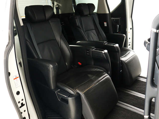 【オットマン完備】
足を伸ばして座れるオットマン完備!
後席の快適空間でドライブをすることが可能