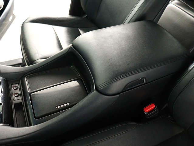 【コンソールボックス】
大容量の収納力が魅力的なコンソールです!
ドリンクホルダーも使いやすい配置です!