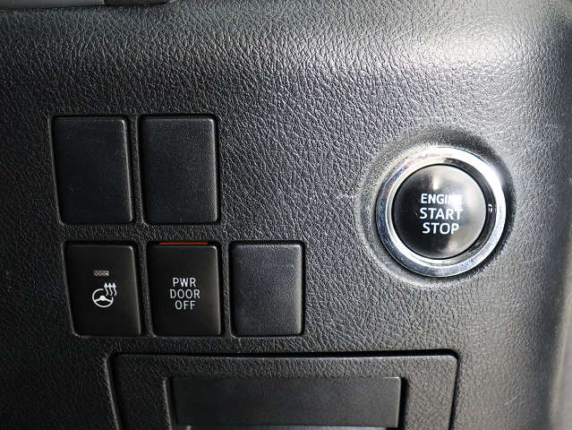 【プッシュスタート】
エンジン始動時はプッシュスタートを採用!
カバンから鍵を取り出す手間も不要です｡