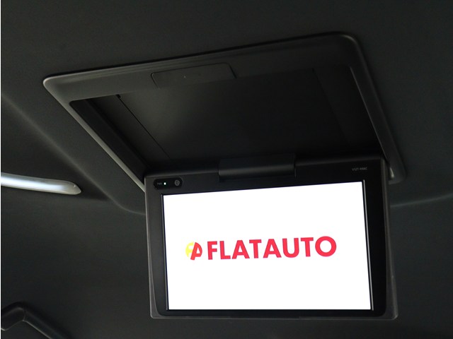 【後席モニター】
ミニバンの必須装備とも言える装備です!
後席の方も飽きることなくドライブが可能!