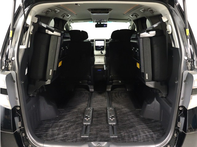 【広々トランクルーム】
スーツケース､ゴルフバッグも楽々収納可能
大人数での旅行にもピッタリの収容量です