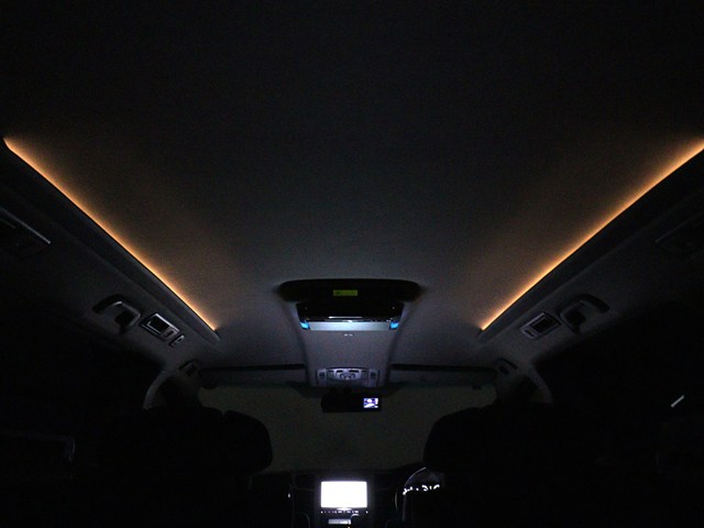 夜間に室内を照らしてくれるルームライトで
す