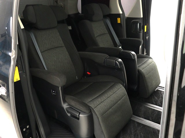 【エグゼクティブパワーシート】
高級感溢れるセカンドシートでございます!
電動リクライニング､オットマン完備!