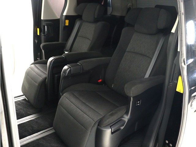 【エグゼクティブパワーシート】
高級感溢れるセカンドシートでございます!
電動リクライニング､オットマン完備!