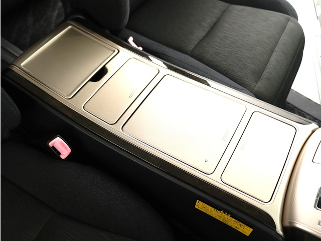 【保温冷機能付きシステムコンソール】
価格１０万円オーバーの高額オプション!
収納力も抜群で見た目もＧＯＯＤです★