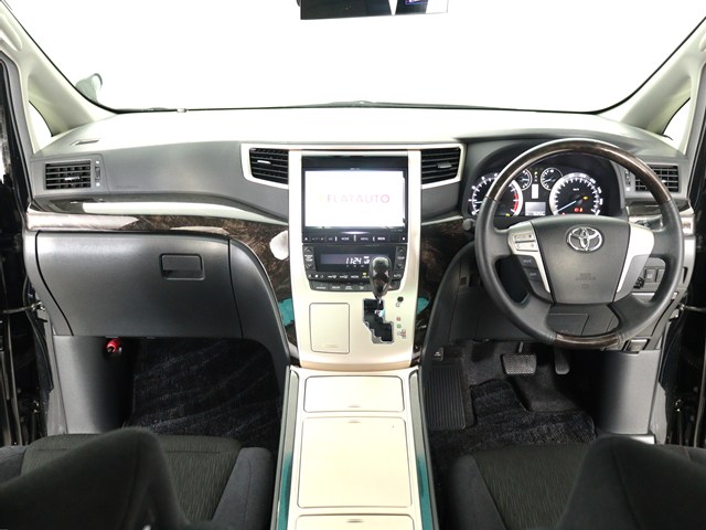 【運転席助手席も広々☆】
広々使えるのは後席だけではございません｡
国内最高峰ミニバンの特権ですね!