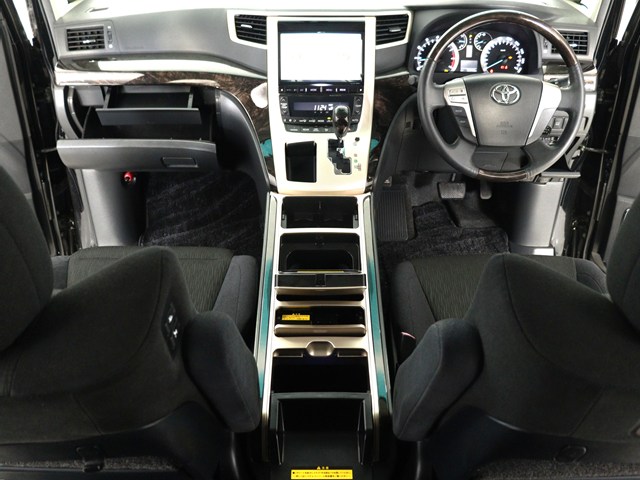 内装の状態も非常にクリーンな状態です｡
ご納車前には専門スタッフが
隅々までクリーニングを行います!