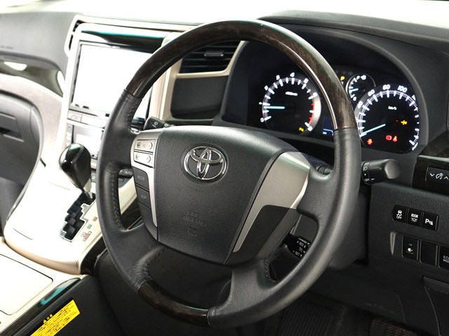 【本革巻きウッドコンビステアリング】
同色のウッド部分と本革のコンビハンドル!
高級感にあふれたステアリングです!