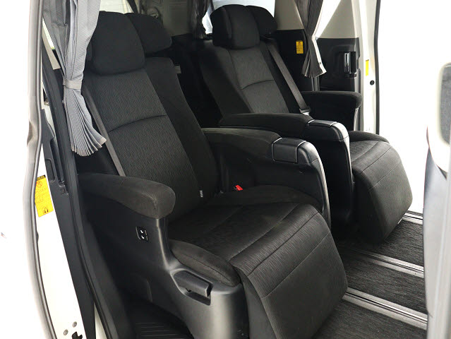 【オットマン＆フットレスト完備】
フットレスト､電動オットマン付き車両!
後席の方の快適ドライブを演出致します!