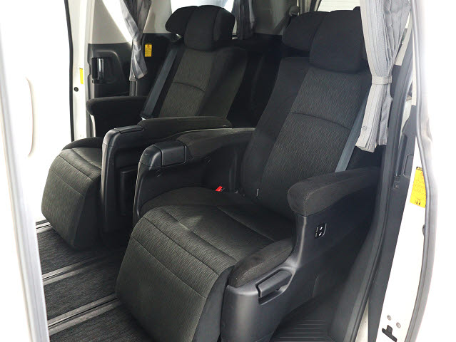 【オットマン＆フットレスト完備】
フットレスト､電動オットマン付き車両!
後席の方の快適ドライブを演出致します!