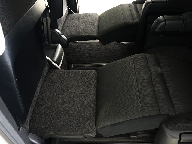 【オットマン完備】
足を伸ばして座れるオットマン完備!
後席の快適空間でドライブをすることが可能