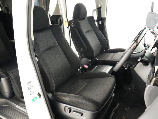 内装の状態も非常にクリーンな状態です｡
ご納車前には専門スタッフが
隅々までクリーニングを行います!