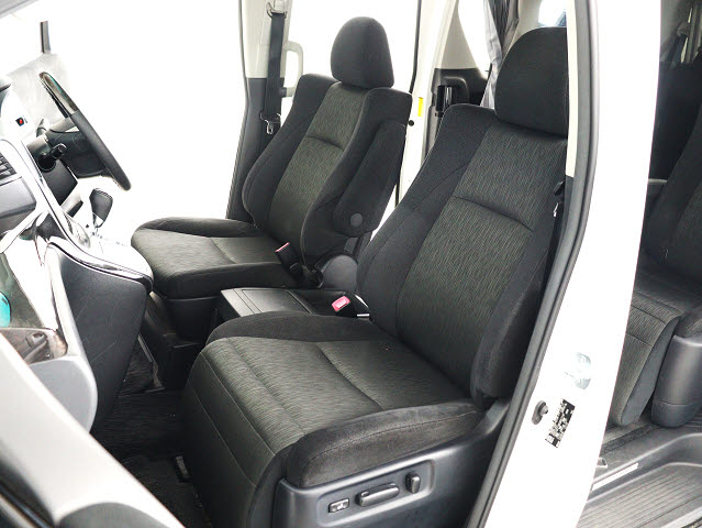 内装の状態も非常にクリーンな状態です｡
ご納車前には専門スタッフが
隅々までクリーニングを行います!