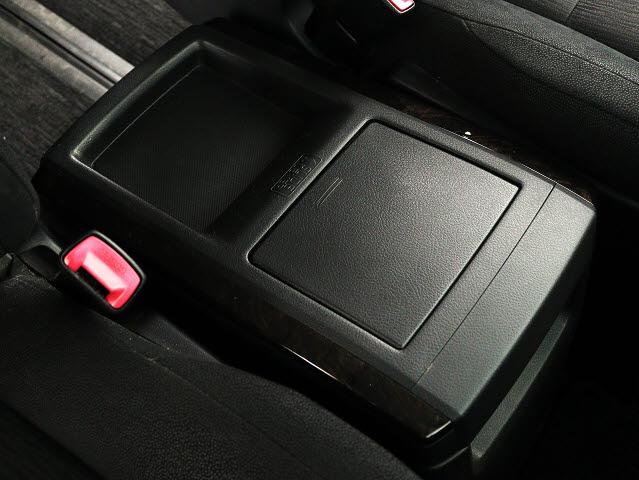 【スライド式コンソールボックス】
大容量の収納力が魅力的なコンソールです!
ドリンクホルダーも使いやすい配置です!