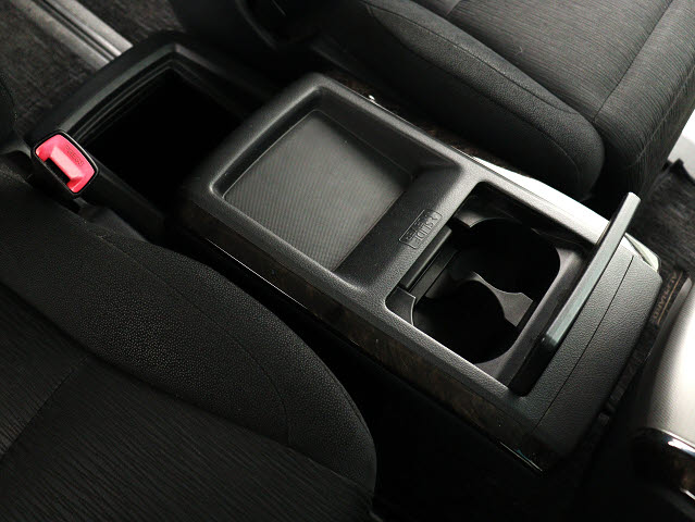 【スライド式コンソールボックス】
大容量の収納力が魅力的なコンソールです!
ドリンクホルダーも使いやすい配置です!