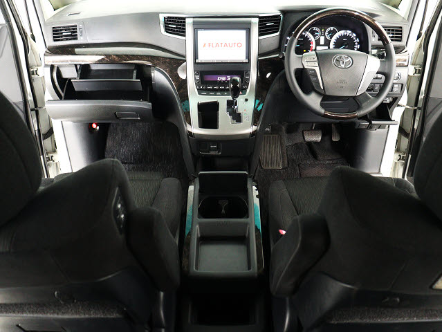 【運転席助手席も広々☆】
広々使えるのは後席だけではございません｡
国内最高峰ミニバンの特権ですね!