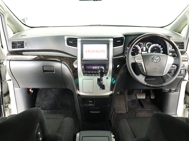 【運転席助手席も広々☆】
広々使えるのは後席だけではございません｡
国内最高峰ミニバンの特権ですね!