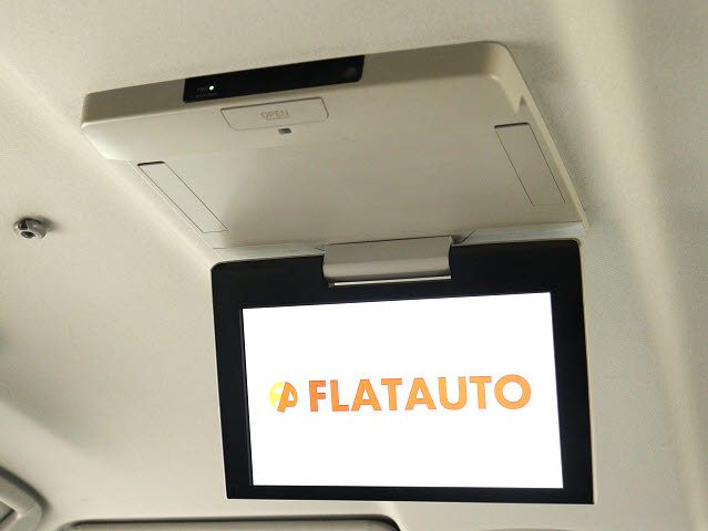 【後席モニター】
ミニバンの必須装備とも言える装備です!
後席の方も飽きることなくドライブが可能!