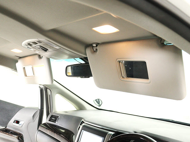 内装の状態も非常にクリーンな状態です｡
ご納車前には専門スタッフが
隅々までクリーニングを行います!