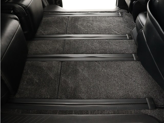 【広々とした車内空間】
足を伸ばして座ることができる２列目
シートロングスライドをすることも可能です
!