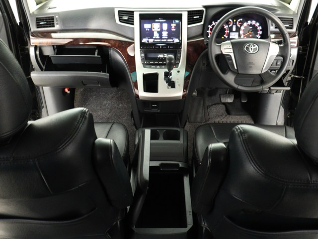 【運転席助手席も広々☆】
広々使えるのは後席だけではございません｡
国内最高峰ミニバンの特権ですね!